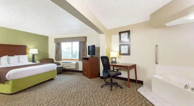 Люкс Superior AmericInn by Wyndham Sheboygan