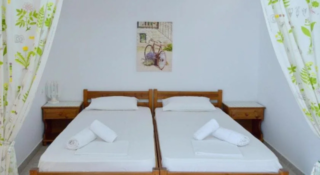 Filippos, Prenota Hotel Adamas Milo