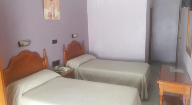 Одноместный номер Standard с балконом Hotel Lusitania, Centro Ciudad, Parking Privado