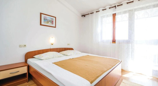 Beautiful Home in Barbat With Wifi and 2 Bedrooms, Varaa Huoneisto Hotellit Kvarner Islands uima-altaalla, Uima-allas