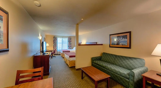 Четырёхместный люкс Triple Play Resort Hotel & Suites