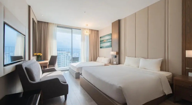 Студия люкс семейная с балконом и с видом на город PANORAMA Condotel by HLG