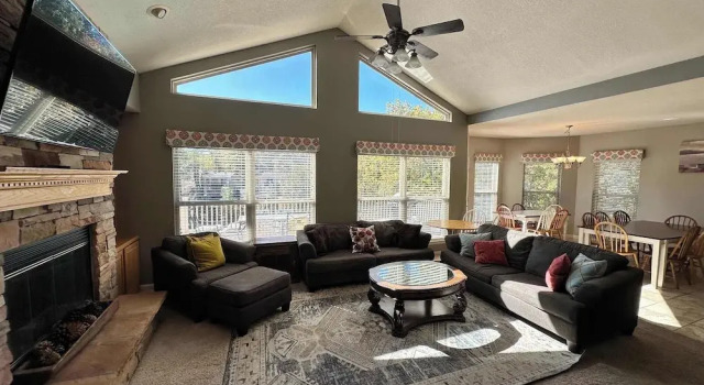 Lake It Easy - Waterfront Getaway With 7 Bedrooms!
