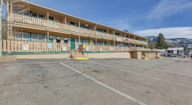 Main Street Red River Condo w/ Fireplace & Views!, Varaa Huoneisto Red River 