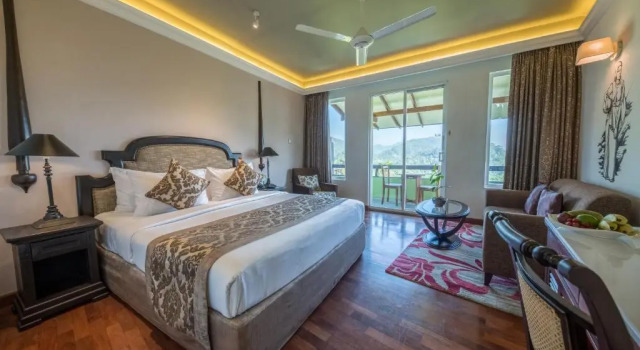 Номер Deluxe с видом на горы Earls Regent Hotel