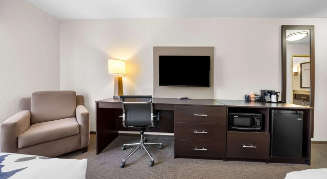 Четырёхместный номер Standard Sleep Inn & Suites West-Near Medical Center