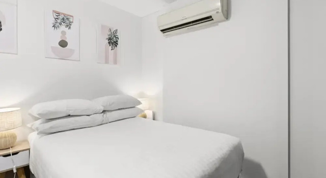 Ground Floor One-bed With Courtyard Access, Забронировать Отель Сидней Sydney Region, рядом с Торговый комплекс Westfield Burwood