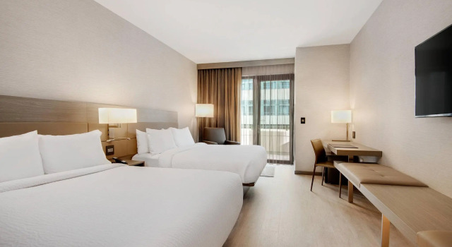 Четырёхместный номер Standard с балконом AC Hotel Asheville Downtown