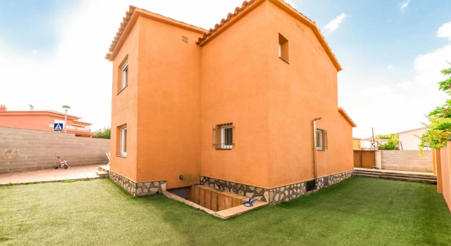 Gemma in L'Escala with 4 bedrooms and 3 bathrooms
