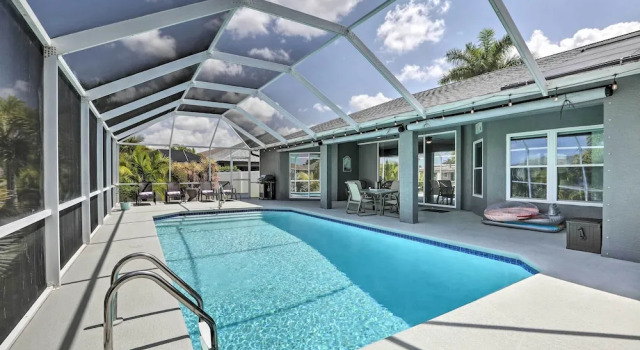 Коттедж Private Pool & Canal Views: Home in Cape Coral