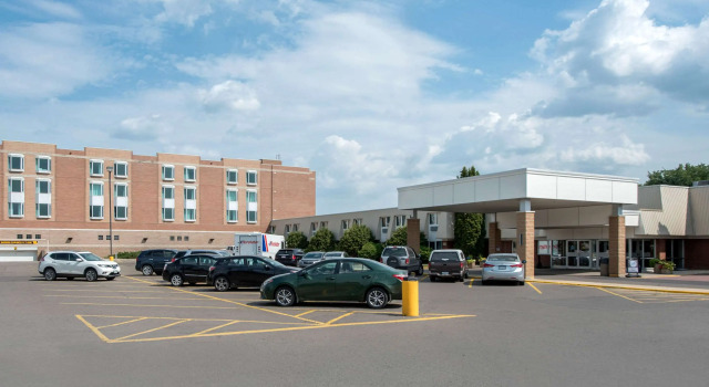 Clarion Hotel & Suites, Book Hotel Hotels in Manitoba with a Pool, Swimming Pool
