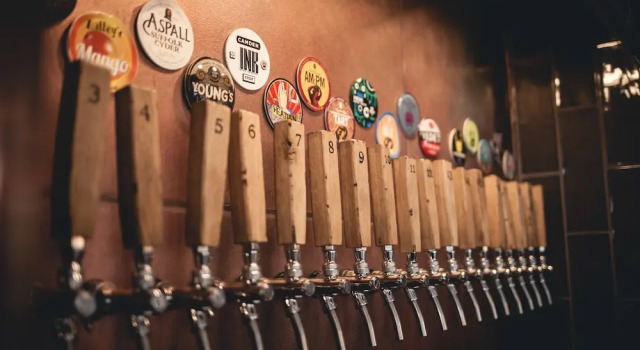 The Crafty Dog, Забронировать Отель Честерфилд Дербишир, рядом с St Mary &amp; All Saints Church