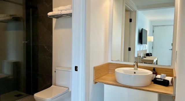 Двухместный номер Premium с видом на озеро Harbor Inn Self Check-in Hotel