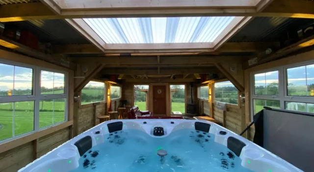 Коттедж sleeps 12 / hot tub / cinema / pets welcome