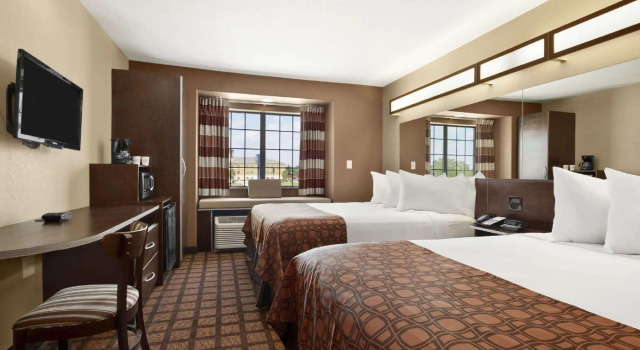 Четырёхместный номер Standard Garner Hotel Gonzales by IHG