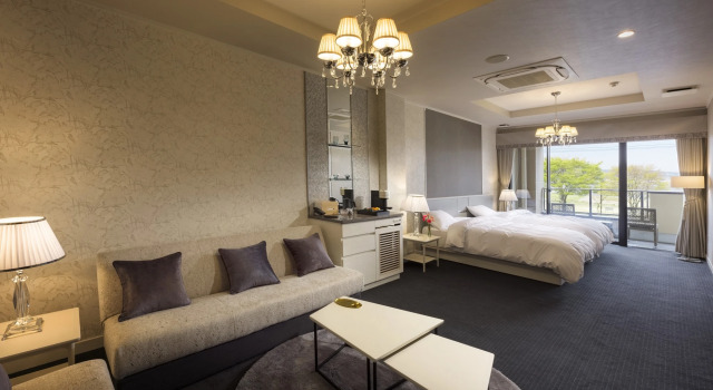 Трёхместный люкс Suwako Hotel