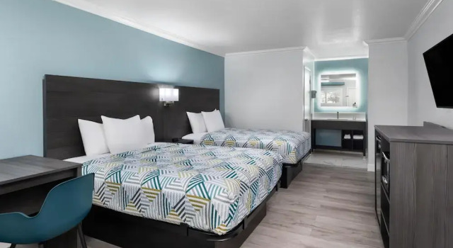 Четырёхместный номер Standard с балконом Red Lion Inn & Suites Lemoore
