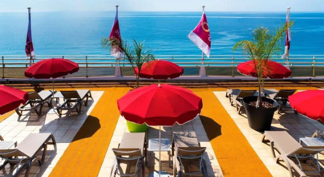 Кровать в общем номере с видом на море Aparthotel Adagio Nice Promenade des Anglais