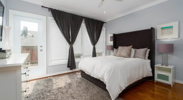3 Bedroom 2 Bath Large Patio and CN View, Varaa Hotelli Toronto 