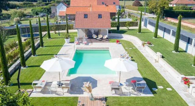 Gîte confortable avec piscine partagée à Hauterives - FR-1-489-203, Book Hotel Hauterive Allier
