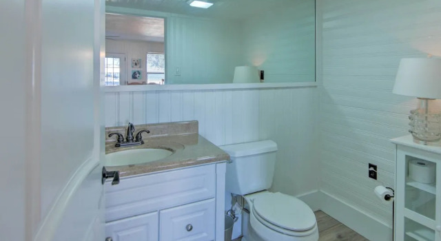 Коттедж Stunning Lakefront Home: Hot Tub & Game Room!