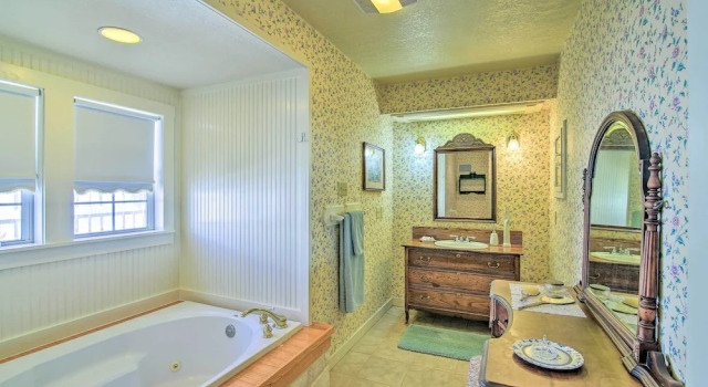 Коттедж Grand Fredericksburg Retreat - Walk to Main St!