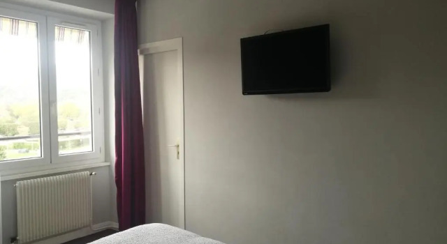 Четырёхместный номер Standard с видом на озеро Logis Hôtel Restaurant SPA le Beau Site