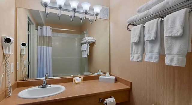 Номер Standard Days Inn & Suites by Wyndham Cochrane