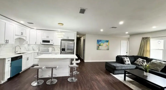 Home Close to Saint Pete Pier new Spacious, Book Hotel Saint Petersburg Pinellas County