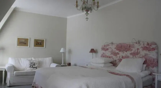 Östa Gård Bed & Breakfast, Varaa Hotelli  