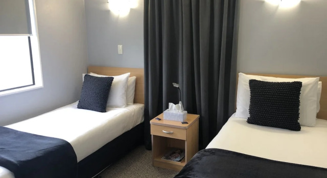 Номер Deluxe с 2 комнатами с балконом Hacienda Motor Lodge