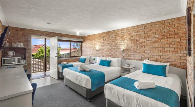 Семейный номер Standard с балконом Kennedy Drive Boutique Motel & Nursery- Close To City Centre & Airport