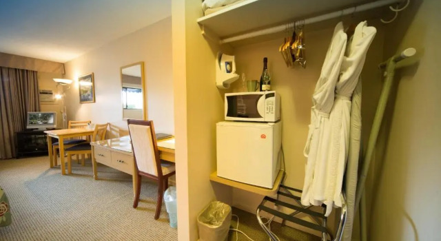 Четырёхместный номер Standard с видом на улицу Sidney Waterfront Inn & Suites