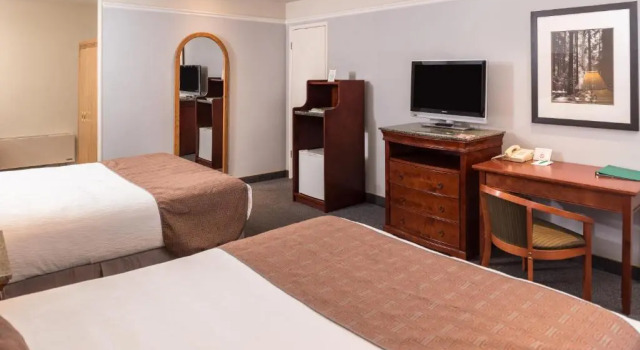 Четырёхместный номер Standard Laurel Inn & Conference Center