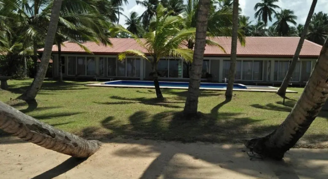 Arhimser Villa-superb 4 bedrooms beachfront bb for 8 plus 2 extra beds in Ranna, Tangalle, airport shuttle, BBQ, meals, fully serviced