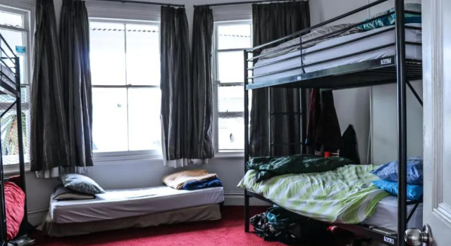 Кровать в общем номере Lantana Lodge