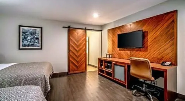 Четырёхместный номер Superior 818 Hotel + Pool, an Ascend Hotel Collection Member