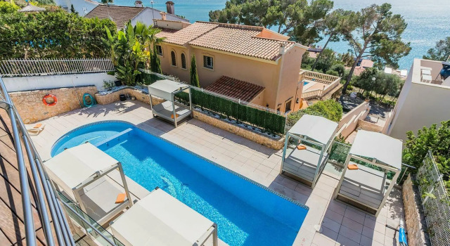 Luxury villa in Alcudia with private pool and 200 meters from the beach