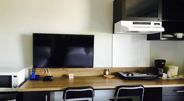 Четырёхместный номер Standard с балконом Home Away Inn