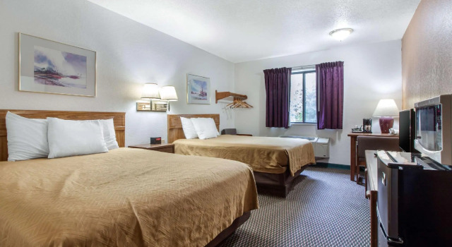 Четырёхместный номер Standard Econo Lodge Oacoma - Chamberlain West