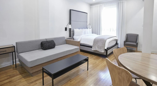 Четырёхместные семейные апартаменты с видом на внутренний двор hotel & spa Carré Saint-Louis