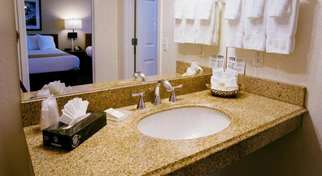 Люкс Pines Inn & Suites