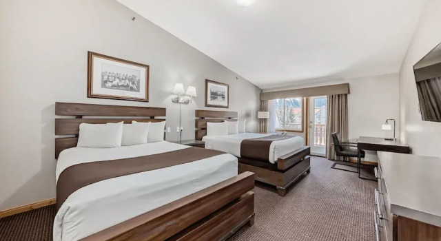 Четырёхместный номер Standard с балконом и с видом на горы Canmore Rocky Mountain Inn