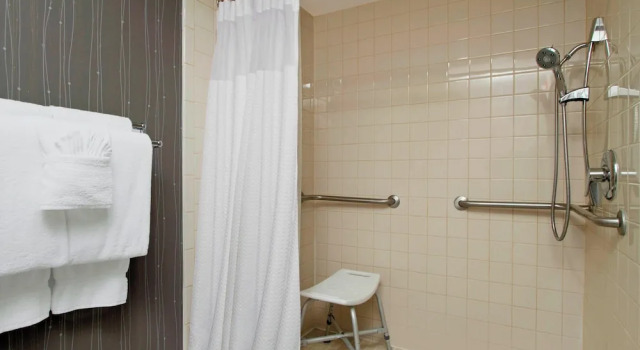 Четырёхместный номер Standard с балконом Courtyard by Marriott Cocoa Beach Cape Canaveral