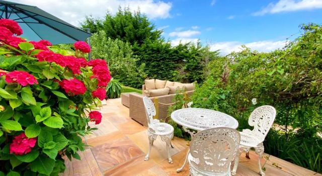 Коттедж The Town House at Muntham- Luxury Holiday Home with Hot Tub