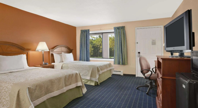 Четырёхместный номер Standard Days Inn by Wyndham Middletown