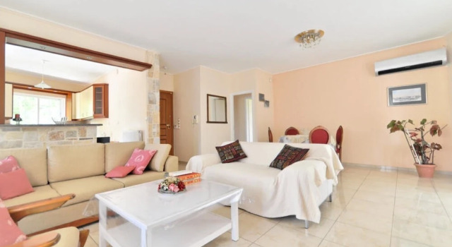 Family Apartment at Glyfada Close to the Beach, Забронировать Апартаменты/квартира Глифада Афины