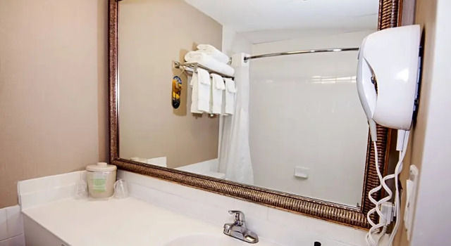 Четырёхместный люкс Holiday Inn Express Red Deer by IHG