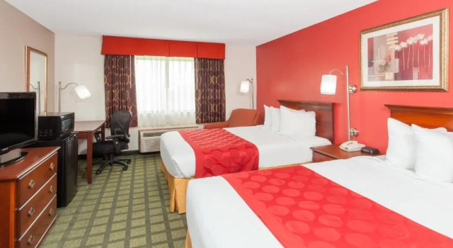 Четырёхместный номер Deluxe Baymont by Wyndham Decatur IL North