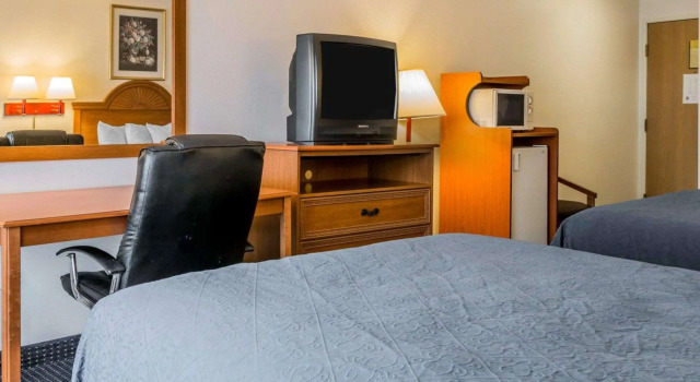 Четырёхместный номер Standard Quality Inn Kalamazoo near Wings Stadium